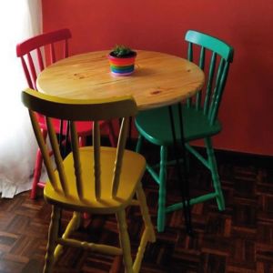 Conjunto Mesa de Jantar Industry 3 Lugares Redondo Mel Pés Pretos com 3 Cadeiras Brasileiras Coloridas!
