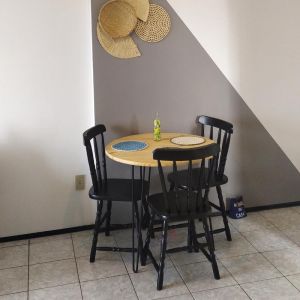 Conjunto Mesa de Jantar Industry 3 Lugares Redondo Natural Pés Pretos com 3 Cadeiras Brasileiras Pretas!