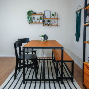 Conjunto Mesa de Jantar Loft 4 Lugares Mel e Preto com 1 Banco Loft e 2 Cadeiras Botões Pretas!