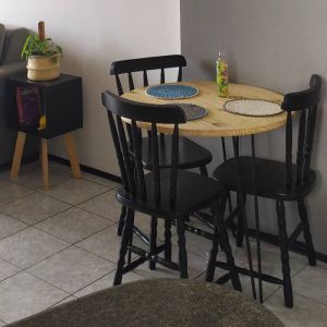 Conjunto Mesa de Jantar Industry 3 Lugares Redondo Natural Pés Pretos com 3 Cadeiras Brasileiras Pretas!