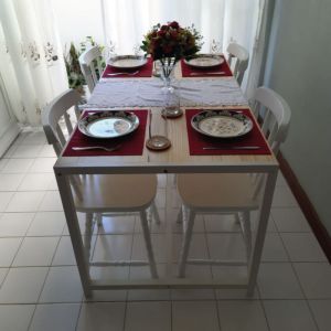 Conjunto Mesa de Jantar Loft 4 Lugares Provençal e Natural com 4 Cadeiras Brasileiras Brancas!