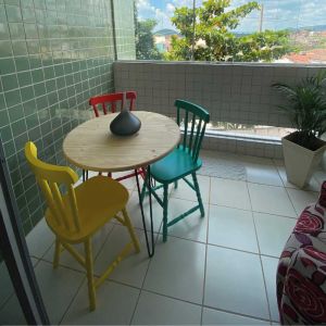Conjunto Mesa de Jantar Industry 3 Lugares Redondo Natural Pés Pretos com 3 Cadeiras Brasileiras Coloridas!