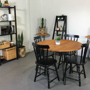 Conjunto Mesa de Jantar Industry 4 Lugares Redondo Mel Pés Pretos com 4 Cadeiras Brasileiras Pretas!